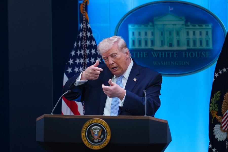 Το Ιράν απειλεί με επιθέσεις εκτός Μ. Ανατολής αν οι ΗΠΑ «ξεπεράσουν τις κόκκινες γραμμές» - Πλήγματα σε στρατιωτικούς στόχους στη νήσο Χαργκ