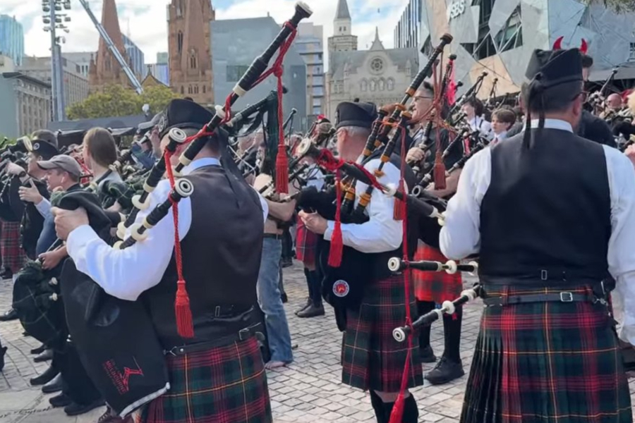 Αυστραλία: 374 γκάιντες έπαιξαν AC/DC και έσπασαν το ρεκόρ (Βίντεο)