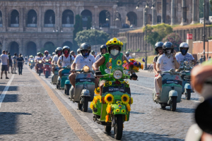 Ρώμη: Εντυπωσιακή γιορτή για τα 80 χρόνια της Vespa με 25.000 συμμετέχοντες (Εικόνες - Βίντεο)