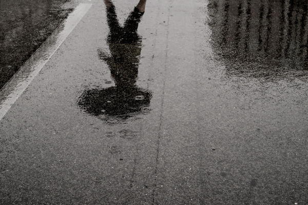 Δύο κακοκαιρίες σε λίγες ώρες: Βροχή χωρίς σταματημό, καταιγίδες και κίνδυνος για πλημμύρες