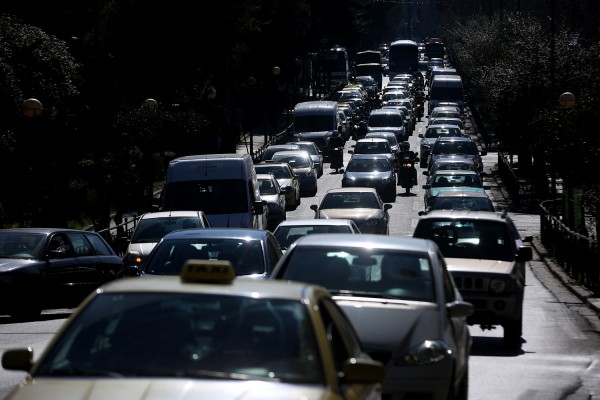 Καραμπόλα πέντε αυτοκινήτων στην εθνική οδό προς τη Χαλκιδική