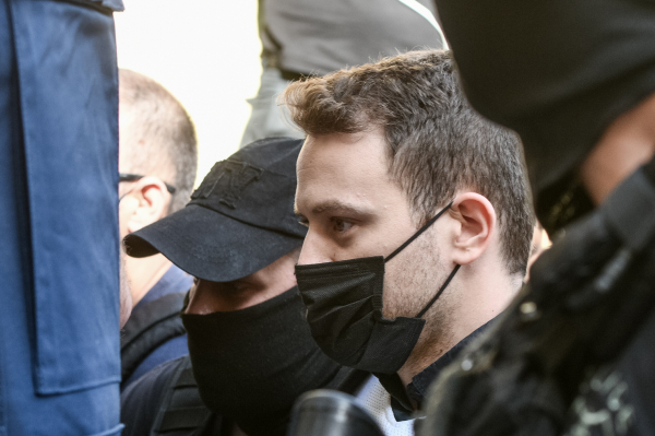 «Αναγκάσαν το παιδί να μιλήσει με τον δολοφόνο της μητέρας του»: «Φουντώνει» η κόντρα για τη μικρή Λυδία