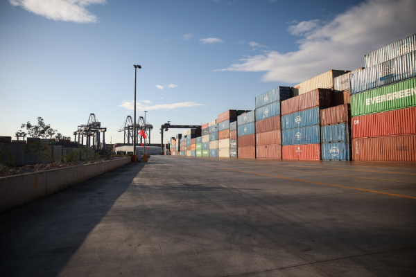 Τελωνειακή απάτη στον Πειραιά: Κατηγορίες σε βάρος 6 ατόμων μετά την κατάσχεση 2.435 κοντέινερ