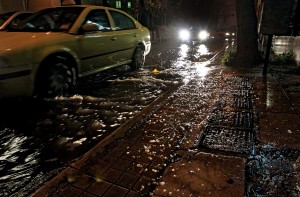 Σφοδρή καταιγίδα χτύπησε την Αθήνα - Ποτάμια οι δρόμοι
