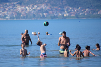 Ο καύσωνας οδήγησε τον κόσμο στη θάλασσα: Γέμισαν οι παραλίες