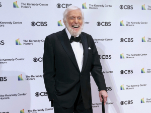 Ο Dick Van Dyke έκλεισε τα 100: Η αισιοδοξία ίσως είναι το μυστικό της μακροζωίας, λένε οι επιστήμονες
