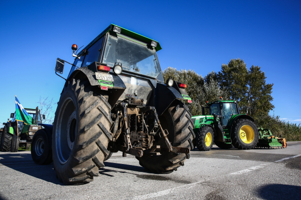 Κατεβαίνουν προς τα μπλόκα στις Εθνικές οι αγρότες - Ένταση, χημικά και διαπραγματεύσεις