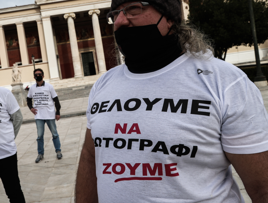 Δεν είναι μόνο το «τσιπάκι» στα κάγκελα και οι φωτογράφοι για τις νέες ταυτότητες