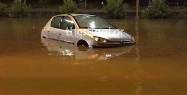 Ξεκίνησε η κακοκαιρία: Άνοιξαν οι ουρανοί σε Τρίκαλα και Θεσσαλονίκη - Οδηγοί εγκλωβίστηκαν σε πλημμυρισμένους δρόμους (pic -video)
