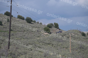 Λάρισα: Στο σημειο που βρέθηκε το πτώμα και οι γονείς του Βασίλη Καλογήρου