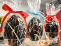 Γιατί τα πασχαλινά σοκολατένια αυγά παραμένουν ακριβά, παρότι έπεσαν οι τιμές του κακάο