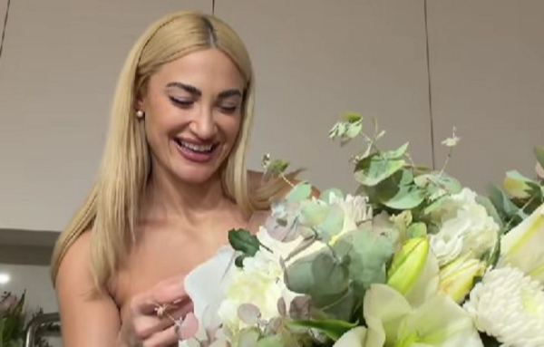 Η Τούνη κάνει haul με τις ανθοδέσμες της – Το «παράπονο» του συντρόφου της (Βίντεο)