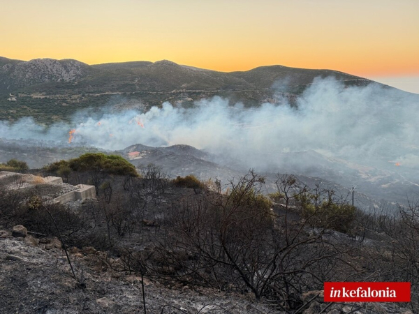 Φωτιά στην Κεφαλονιά: Μαίνεται η μάχη με τις φλόγες - Βρέθηκαν σε κίνδυνο κατοικημένες περιοχές