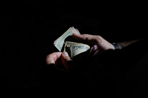 Η ερώτηση των 5.000 δολαρίων: Μπορεί πράγματι ο Τραμπ να δώσει «μέρισμα» σε όλους τους Αμερικανούς;