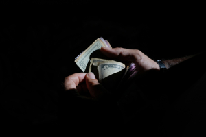 Η ερώτηση των 5.000 δολαρίων: Μπορεί πράγματι ο Τραμπ να δώσει «μέρισμα» σε όλους τους Αμερικανούς;