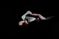 Η ερώτηση των 5.000 δολαρίων: Μπορεί πράγματι ο Τραμπ να δώσει «μέρισμα» σε όλους τους Αμερικανούς;