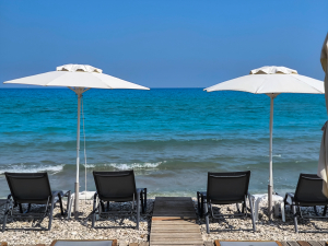 Χαλκιδική: Λουκέτο σε γνωστό beach bar – 2,5 στρέμματα χωρίς άδεια
