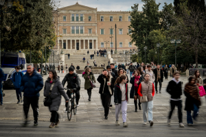 Προς νέες παροχές 1 δισ. ευρώ τον Απρίλιο