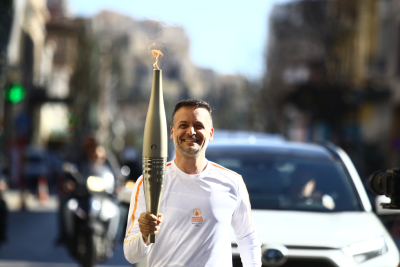 Ο Χάρης Δούκας έτρεξε με την Ολυμπιακή Φλόγα στους δρόμους της Αθήνας