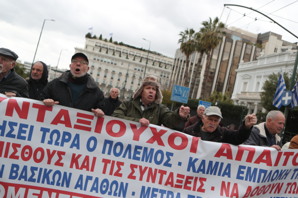 Επίδομα 300 ευρώ: Ποιοι οι δικαιούχοι και πότε θα πληρωθούν