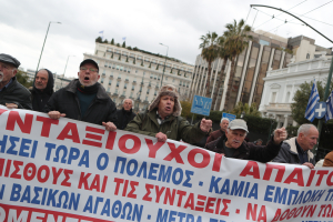 Επίδομα 300 ευρώ: Ποιοι οι δικαιούχοι και πότε θα πληρωθούν