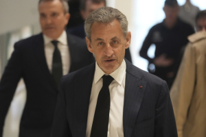 Νικολά Σαρκοζί: Κάθειρξη 7 ετών και πρόστιμο 300.000 ευρώ ζητούν οι εισαγγελείς