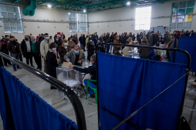 Εκλογές ΚΙΝΑΛ: Παρατράγουδα και ένταση στη διαδικασία, έκλεισε εκλογικό τμήμα