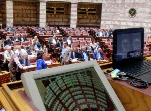 Αντιπαράθεση στη Βουλή για την έξοδο της χώρας στις αγορές