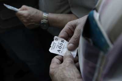 Οι καταθέσεις των νοικοκυριών μειώνονται, των επιχειρήσεων αυξάνουν