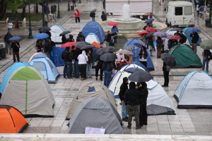 Οι φοιτητές κατασκηνώνουν στο Σύνταγμα παρά την κακοκαιρία - Ζητούν μέτρα στήριξης (Εικόνες)