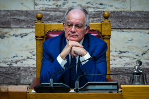 Να γιατί αναθεωρήθηκε το Σύνταγμα - Για να βγαίνει κομματικός υποψήφιος!