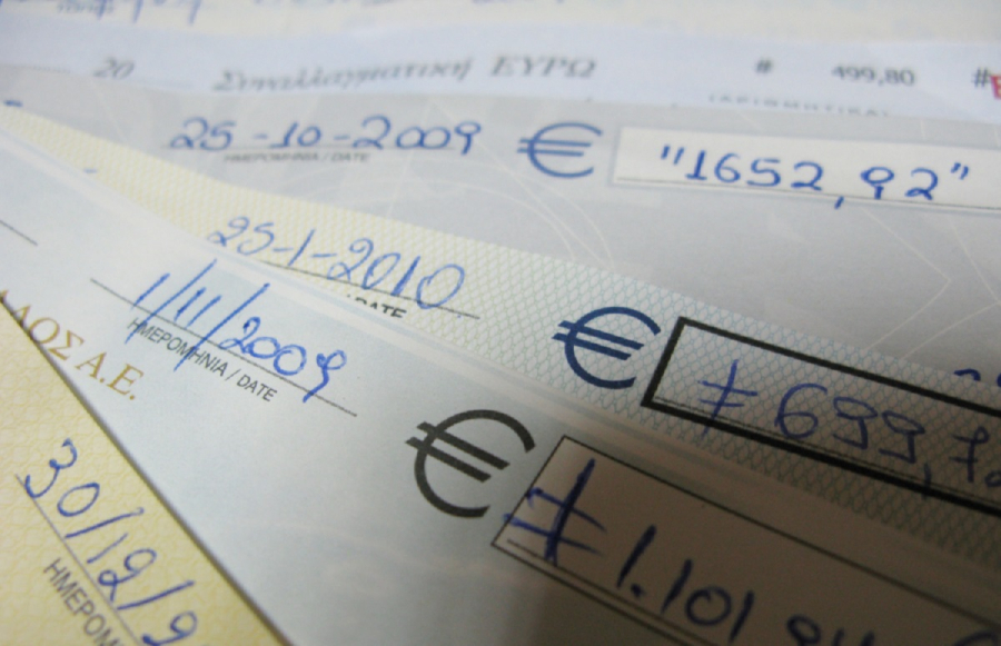 Εφορία: Πότε οι τραπεζικές επιταγές φέρνουν πρόστιμα