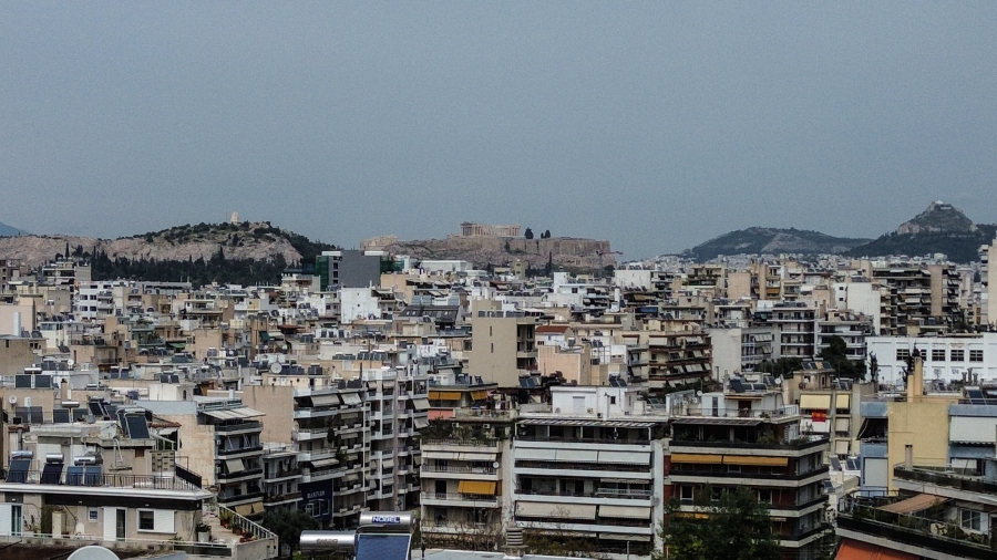 «Καμίνι» τα σπίτια των Ελλήνων: Ακόμη και 38 βαθμούς στο... σαλόνι, κλιματιστικό μόνο μια ώρα την ημέρα
