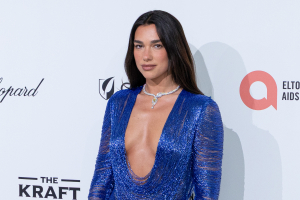 Dua Lipa: Αγωγή 15 εκατ. στη Samsung για παράνομη χρήση φωτογραφίας της σε συσκευασίες τηλεοράσεων