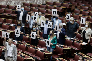 Βουλή: Βουλευτές του ΣΥΡΙΖΑ σχημάτισαν τη φράση «Δεν είναι αθώοι» (pics)
