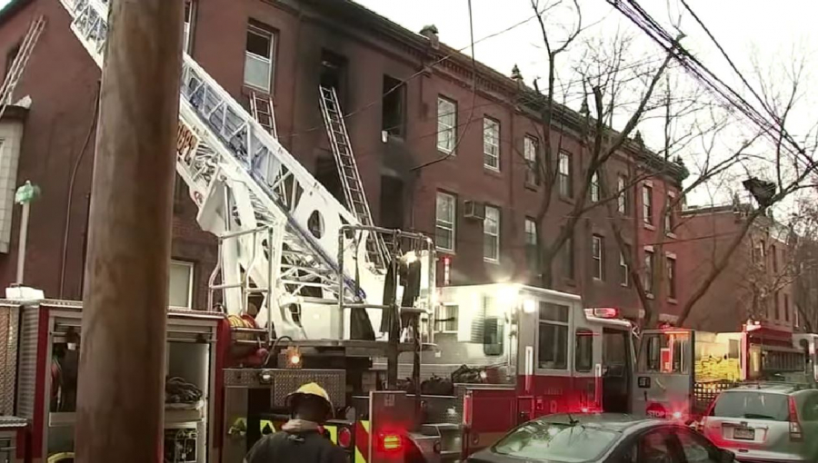 Από χριστουγεννιάτικο δέντρο ξεκίνησε η φωτιά στη Φιλαδέλφεια των ΗΠΑ που σκότωσε 13 ανθρώπους