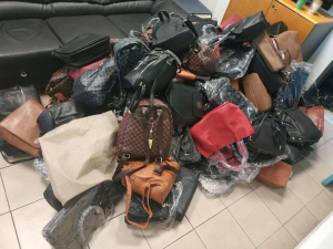 Πάνω από 15.000 απομιμητικά προϊόντα κατασχέθηκαν στη Χαλκιδική - Πρόστιμα άνω των 220.000 ευρώ