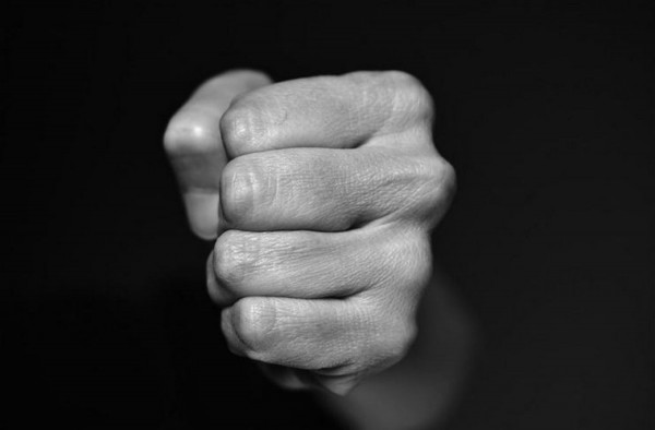 Bόλος: Σάπισε τη φίλη του στο ξύλο μετά από ...διαφωνία - Στο χειρουργείο η κοπέλα