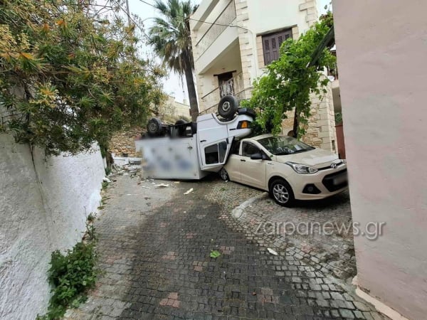 Τροχαίο σοκ στα Χανιά: Φορτηγό τούμπαρε και «προσγειώθηκε» πάνω σε σταθμευμένο ΙΧ (εικόνες)