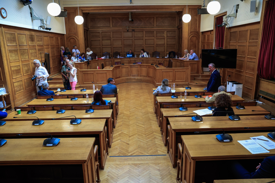 Προανακριτική για Τέμπη: Η ΝΔ παραπέμπει μόνη της για πλημμέλημα τον Καραμανλή – Αποχώρησε η αντιπολίτευση