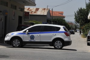 Δολοφονία στην Μάνδρα: Νεκρή από πυροβολισμό στο κεφάλι 51χρονη στην αυλή του σπιτιού της
