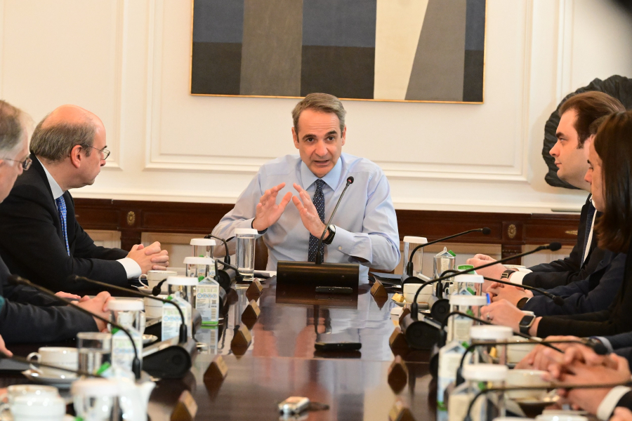 Η χώρα μπήκε σε μακρά προεκλογική περίοδο...