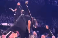 Metallica: Η στιγμή που ο κιθαρίστας Kirk Hammett πέφτει από τη σκηνή (Βίντεο)