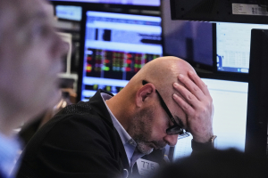 Η επίθεση Τραμπ στη Fed «τρομάζει» τις αγορές