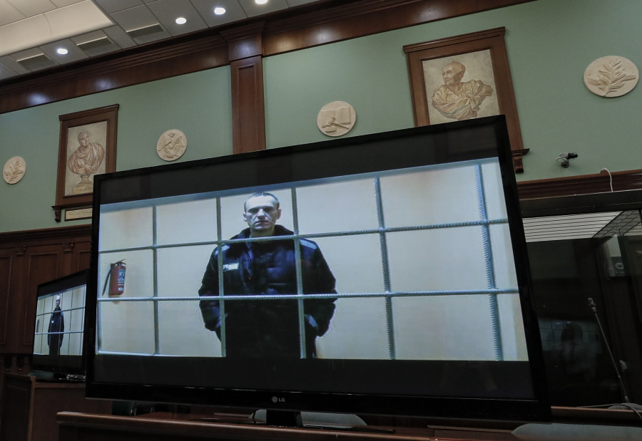 Ρωσία: Ο Ναβάλνι υποστηρίζει ότι μπήκε στην απομόνωση επειδή «για 3 δευτερόλεπτα δεν είχε τα χέρια πίσω στην πλάτη»