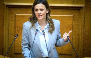 Αχτσιόγλου από Λονδίνο: Η πολιτική στόχευση ορίζει την οικονομική πολιτική