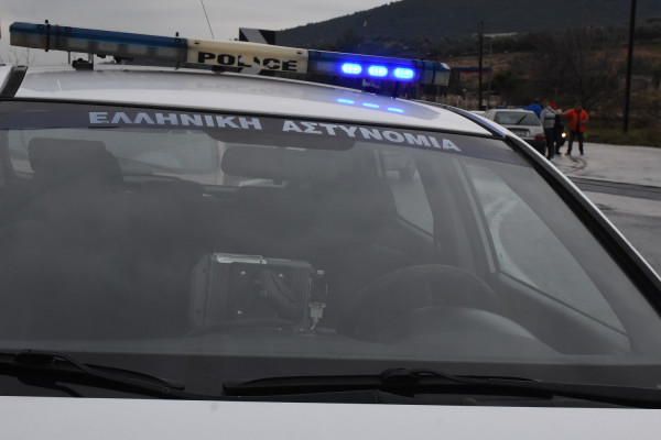 Επεισοδιακή καταδίωξη διακινητών στην Θεσσαλονίκη: ΙΧ έπεσε σε τοίχο, δύο τραυματίες