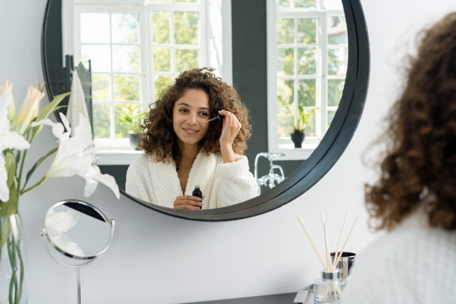 Τι είναι το serum ματιών και γιατί πρέπει να το εντάξεις στη ρουτίνα σου