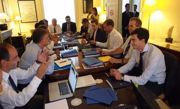 Αργά το βράδυ τα νεότερα απο την διαπραγμάτευση κυβέρνησης - Τρόικας στο Παρίσι