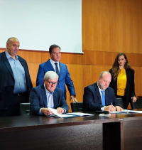 Υπογραφή σύμβασης για την ολοκλήρωση 80 εργατικών κατοικιών στα Γρεβενά, παρουσία Γεωργιάδη